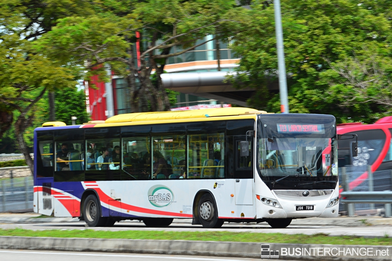 A Yutong ZK6126HG (JSK7318) operating on Causeway Link bus service T13